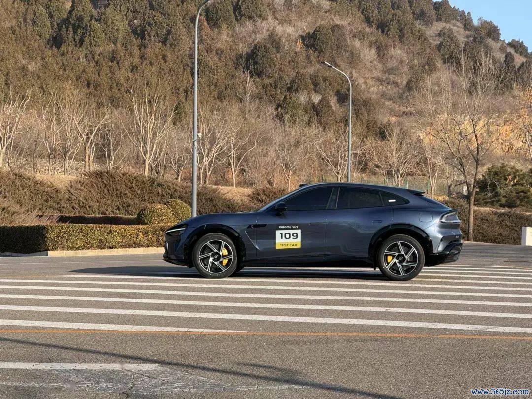 小米YU7实车曝光！硬刚特斯拉Model Y