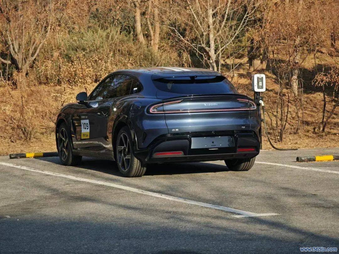 小米YU7实车曝光！硬刚特斯拉Model Y